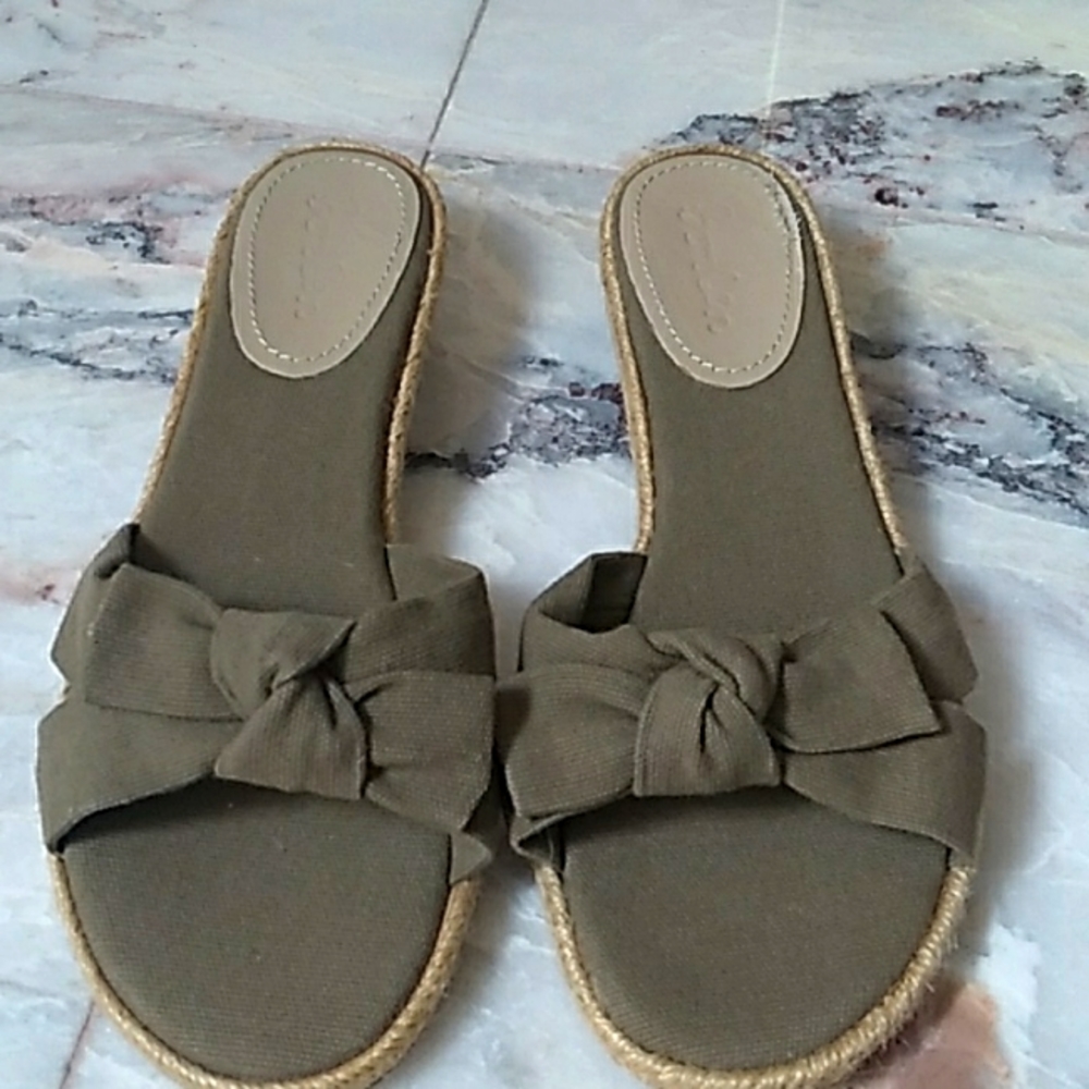 Boden Canvas Slides